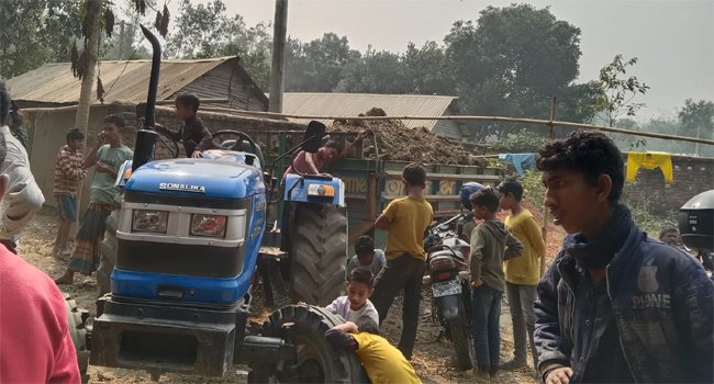 বকশীগঞ্জ মাটিবাহী ট্রাক্টরের ধাক্কায় শিশু নিহত