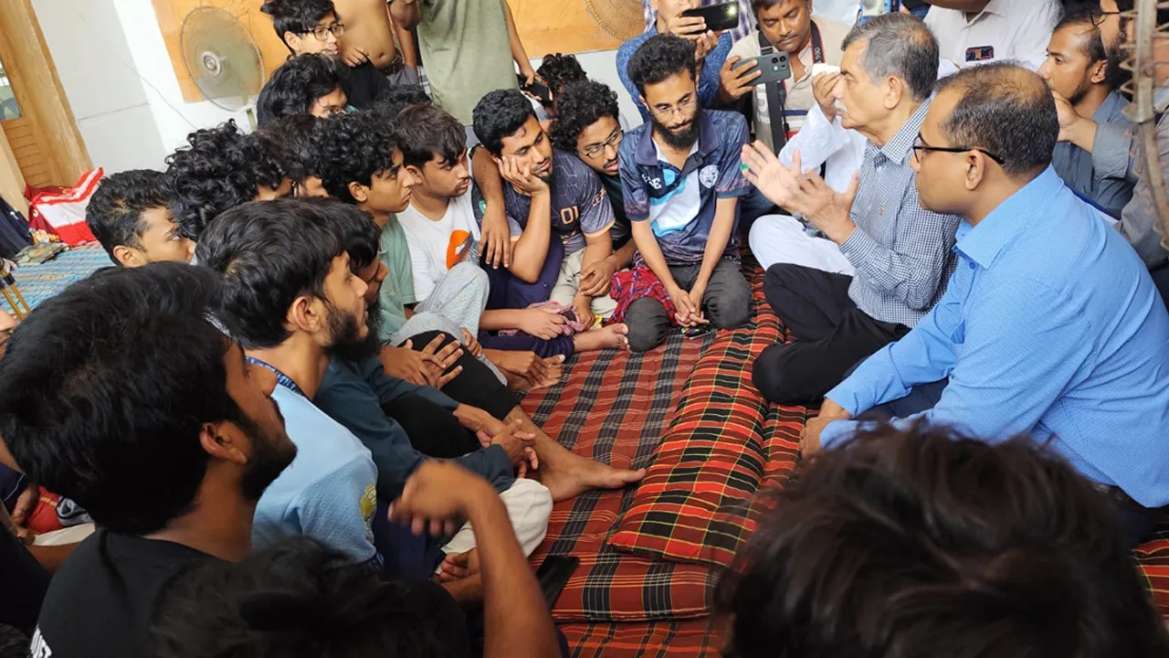 শিক্ষা উপদেষ্টার অনুরোধ শুনতে নারাজ কুয়েট শিক্ষার্থীরা