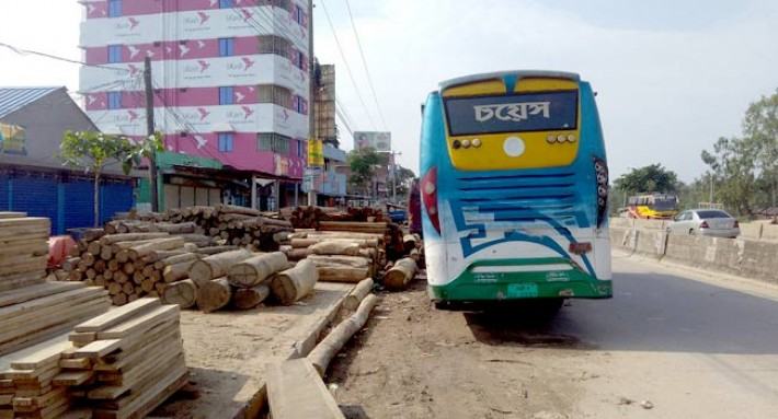 ঢাকা-চট্টগ্রাম মহাসড়কের ফুটপাত কাঠ ব্যবসায়ীদের দখলে