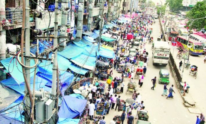 হকারের দখলে ঢাকার ফুটপাথ-রাস্তা