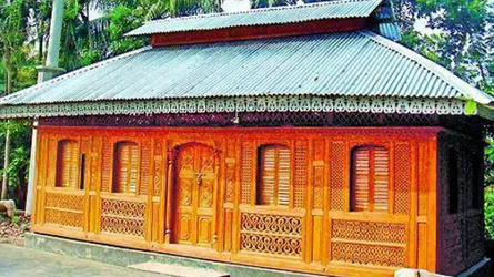 কাঠের তৈরি শতবর্ষী মমিন মসজিদ আজো আকর্ষণীয়