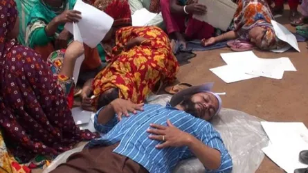 কালিয়াকৈরে পোশাক শ্রমিকদের অনশন, অসুস্থ ৪