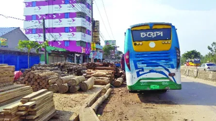 বারইয়ারহাটের ফুটপাথ কাঠ ব্যবসায়ীদের দখলে