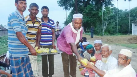 ১০ বছর ধরে ছিন্নমূল মানুষের জন্য ইফতার
