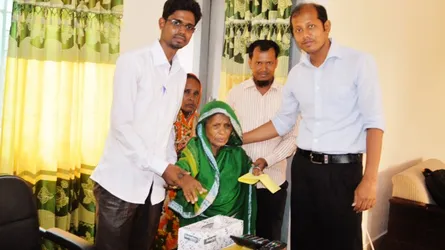 দুমকির শতবর্ষি বৃদ্ধাকে লন্ডন প্রবাসীর অনুদান প্রদান