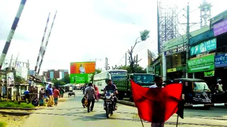 খুলনার ফুলবাড়ী গেট রেলক্রসিংয়ে ঝুঁকি নিয়ে চলছে যানবাহন