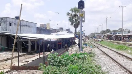 বারইয়ারহাটে রেললাইন ঘেঁষে পৌরসভার শেড নির্মাণ