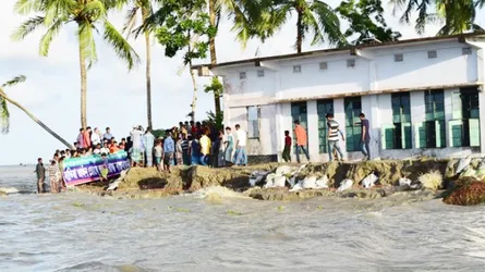 মাইলের পর মাইল বিলীন : রোধ হচ্ছে না হাতিয়ার নদী ভাঙন