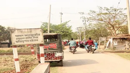উন্মুক্ত রেলক্রসিংয়ে তিন বছরে ঝরেছে ৬ শিক্ষার্থীর প্রাণ