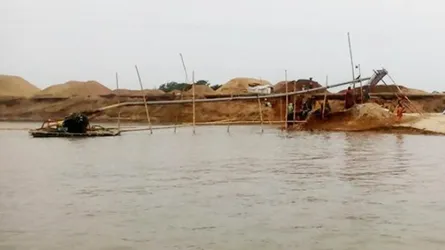 তাহিরপুরে যাদুকাটা নদীতে ড্রেজার দিয়ে বালু উত্তোলন
