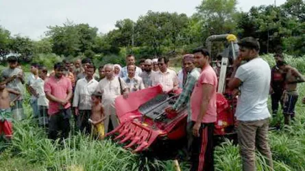 অর্ধেক খরচে কৃষকের ক্ষেতের ফসল কর্তন