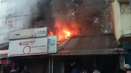 সেনবাগে ভয়াবহ অগ্নিকাণ্ড : ৫ ব্যবসা প্রতিষ্ঠান পুড়ে ছাই