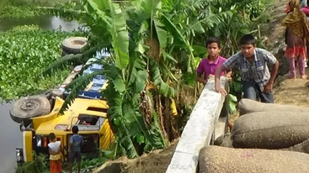 শরীয়তপুরে ধানবাহী ট্রাক উল্টে খাদে : ৩ কৃষাণ নিহত, আহত ৯