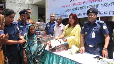 ভোলায় হতদরিদ্রদের মাঝে পুনাকের ঈদবস্ত্র বিতরণ