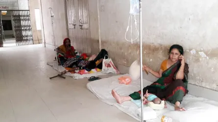 নড়াইলে হাসপাতালে রোগির চাপে বিছানায় স্থান পায়নি নবজাতক