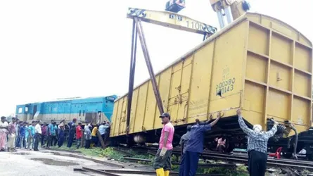 সান্তাহারে মালবাহী ট্রেনের ইঞ্জিনসহ ২ বগি লাইনচ্যুত