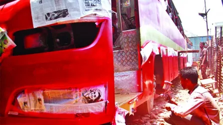 ঘষে মেজে প্রস্তুত করা  হচ্ছে পুরনো গাড়ি