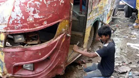 ঘষে মেজে প্রস্তুত করা হচ্ছে পুরনো গাড়ি