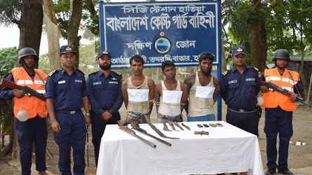 হাতিয়ায় অস্ত্রসহ তিন ডাকাত আটক