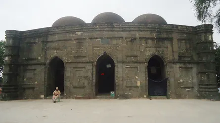 মধ্যযুগের ঐতিহাসিক কুশুম্বা মসজিদ সবার মন কাড়ে