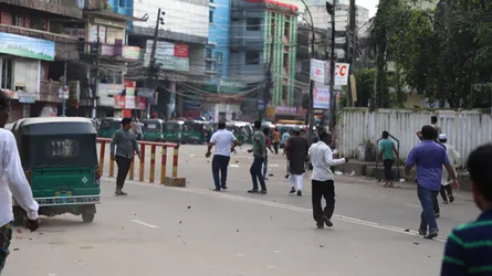 সিলেটে সিটি কর্মচারীদের সাথে হকারদের ধাওয়া পাল্টা ধাওয়া