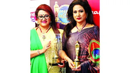 ভারতে একমঞ্চে সম্মাননা পেলেন ববিতা ও চম্পা