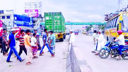 ঢাকা-চট্টগ্রাম মহাসড়কে ঈদযাত্রা ব্যাহত হওয়ার আশঙ্কা