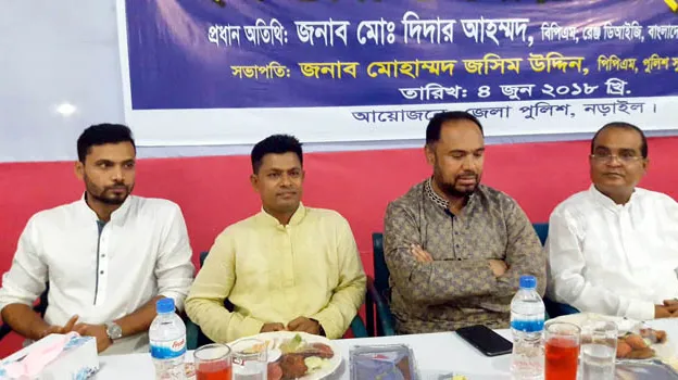 পুলিশ সুপারের আমন্ত্রণে ইফতার করলেন মাশরাফি