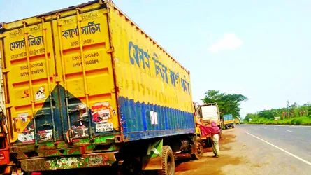 ইউটার্ন, হোটেল, ফিলিং স্টেশনের সামনে গাড়ি পার্কিং