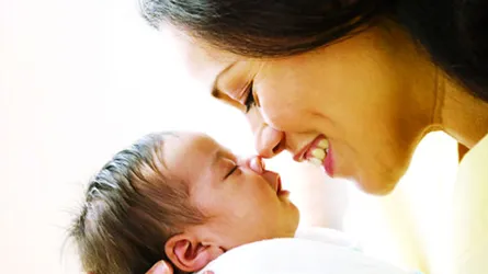 শিশুকে বুকের দুধ  খাওয়াবেন কিভাবে