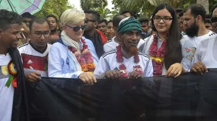 এবার সাড়ে তিন মাইল দীর্ঘ জার্মান পতাকা বানালেন বাংলাদেশের এই ভক্ত
