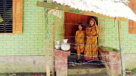 শরণখোলায় ছাত্রলীগ নেতার কাঁটাতারে নিজ ঘরে বন্দী এক পরিবার