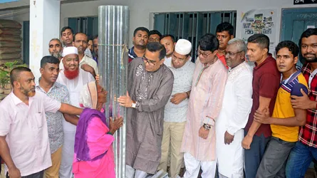 বগুড়ার বিএনপির বস্ত্র ও ঢেউটিন বিতরন
