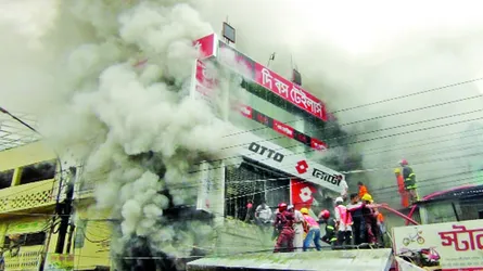 ময়মনসিংহে হকার্স সুপার মাকেটে আগুনে অর্ধশত কোটি টাকার ক্ষতি