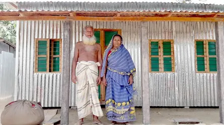হতদরিদ্র জুরান আলীর মুখে হাসির ঝিলিক