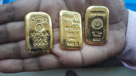 সোনার ‘ডিম পাড়লেন’ যাত্রী !