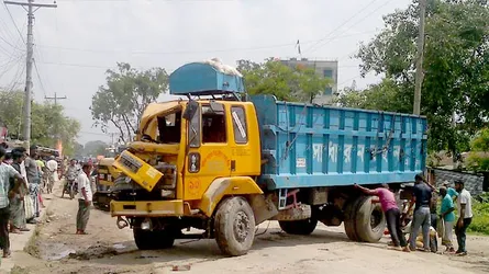২ ট্রাকের সংঘর্ষে মোটরসাইকেল চালক নিহত