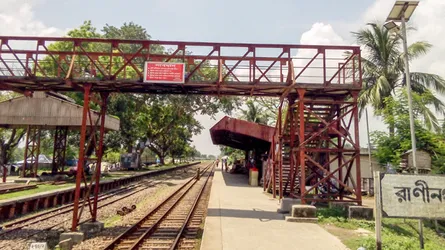 রাণীনগরে রেলের ফুটওভার ব্রিজ সংস্কার না করে দায় সারা সাইনবোর্ড