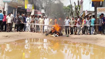 সখীপুরে সড়ক সংস্কারের দাবিতে অবরোধ