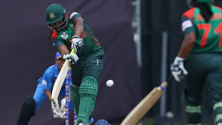 তাণ্ডব চালিয়ে উদ্বোধনী জুটির বিদায়