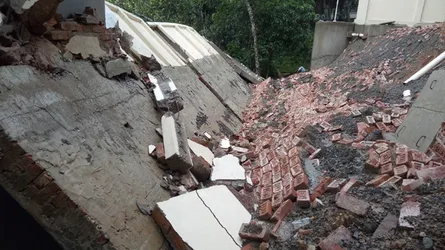 রাঙ্গামাটিতে টানা বৃষ্টিপাতে দেয়াল ও পাহাড় ধস