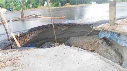মহাসড়কের সংস্কার কাজ শেষ না হতেই গর্ত