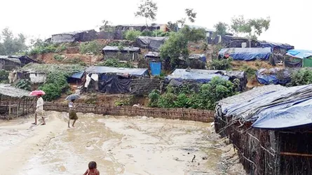 পাহাড়ে বসবাস থামছে না : দেয়াল ধসে রোহিঙ্গা শিশুর মৃত্যু