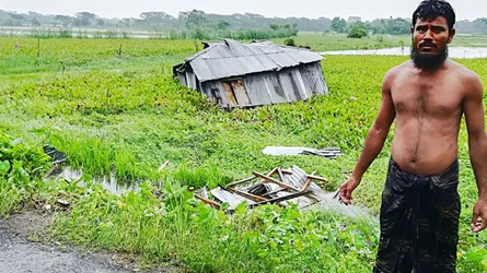 এক মিনিটের টর্নেডো : লণ্ডভণ্ড গ্রাম, ঘর উড়ে গেল ১৫০ ফুট দূরে