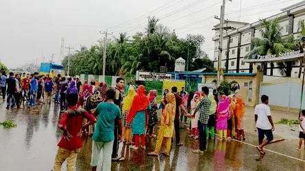 গাজীপুরে বেতনের দাবিতে মহাসড়ক অবরোধ