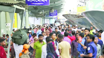 নাড়ির টানে  ছুটছে ঘরমুখো মানুষ