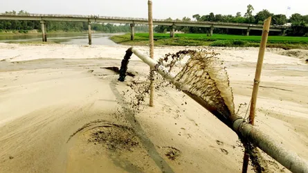 ধুনটে ড্রেজারে বালু উত্তোলন : হুমকির মুখে ব্রিজ