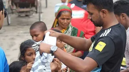 ছিন্নমূল মানুষের মাঝে ঈদ সামগ্রী বিতরণ