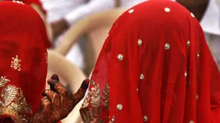 অনশন চলাকালে প্রেমিকের পরিবারে লোকজনের নির্যাতনে আহত প্রেমিকা