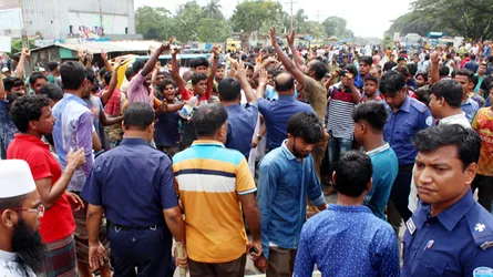 পুলিশের ধাওয়ায় রিক্সা আরোহী দুই নারীর মৃত্যু